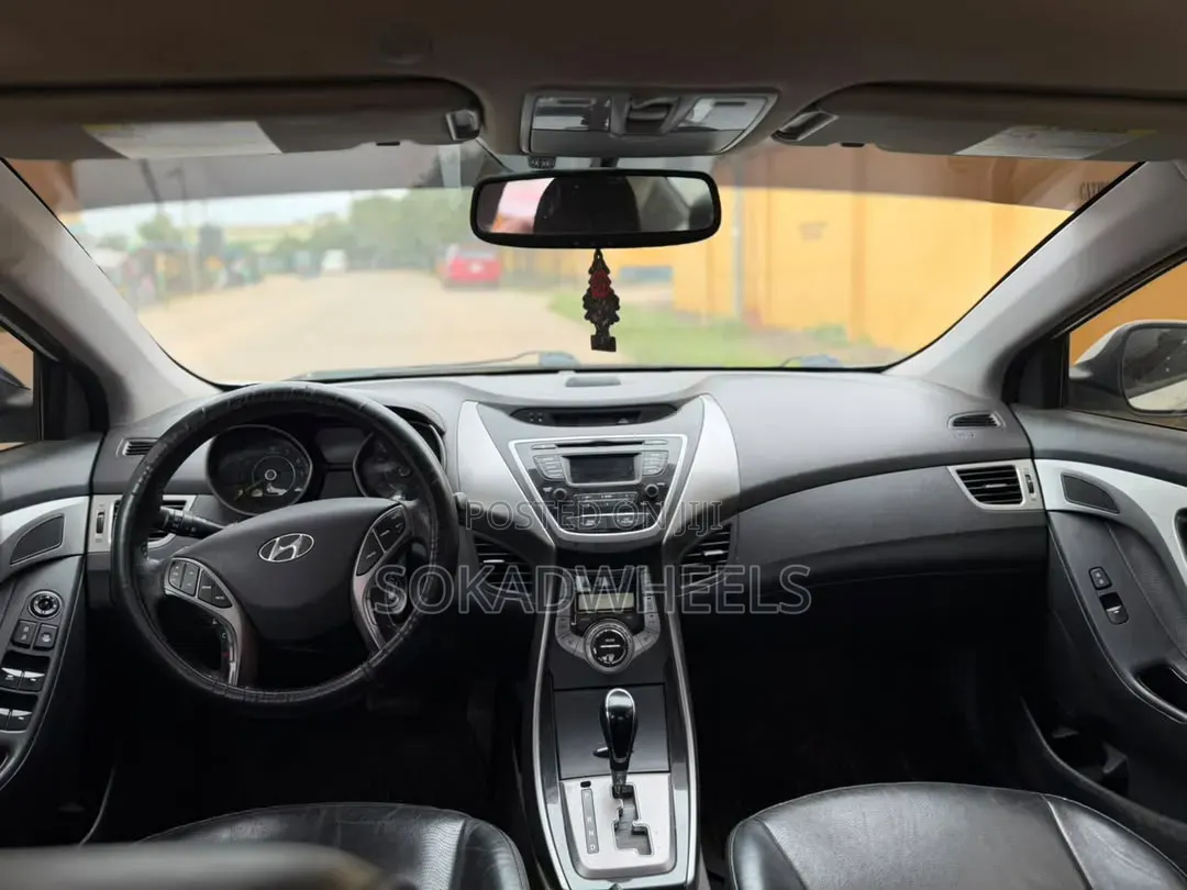 Hyundai Elantra Limited Sedan FWD (1.8L 4cyl 6A) 2013 White