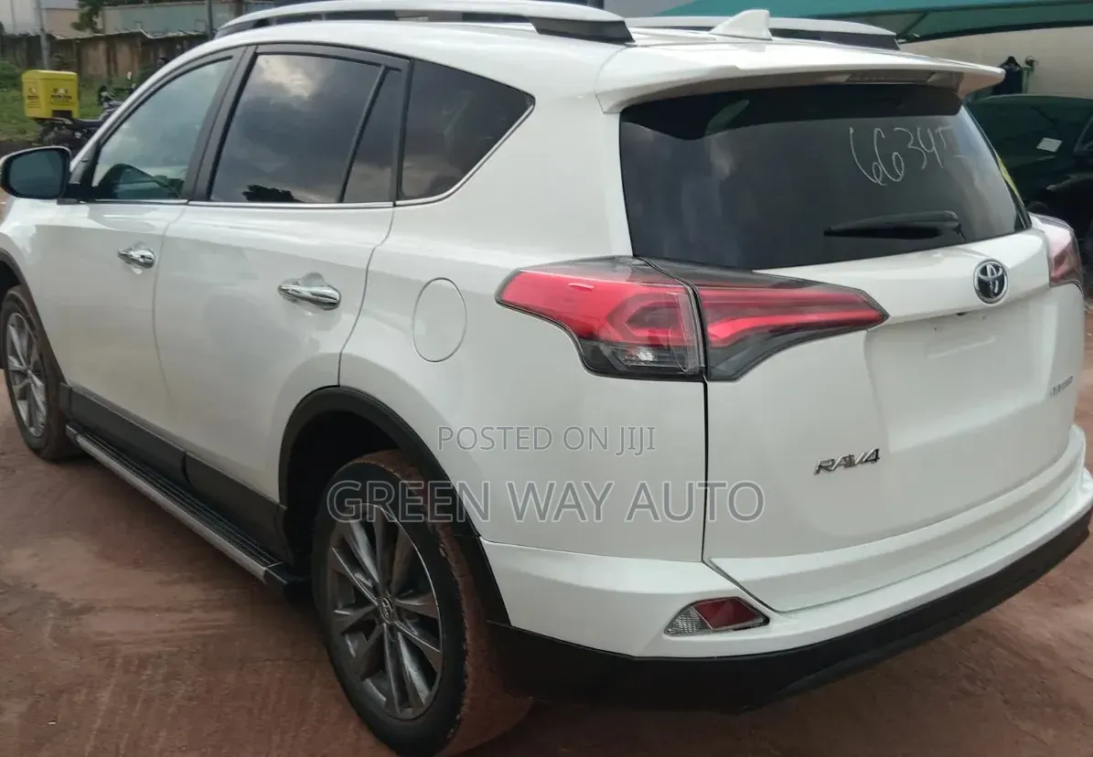 Toyota RAV4 Limited FWD (2.5L 4cyl 6A) 2017 White