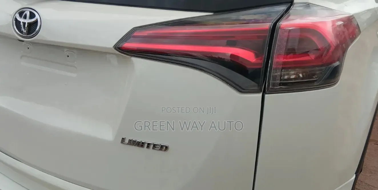 Toyota RAV4 Limited FWD (2.5L 4cyl 6A) 2017 White