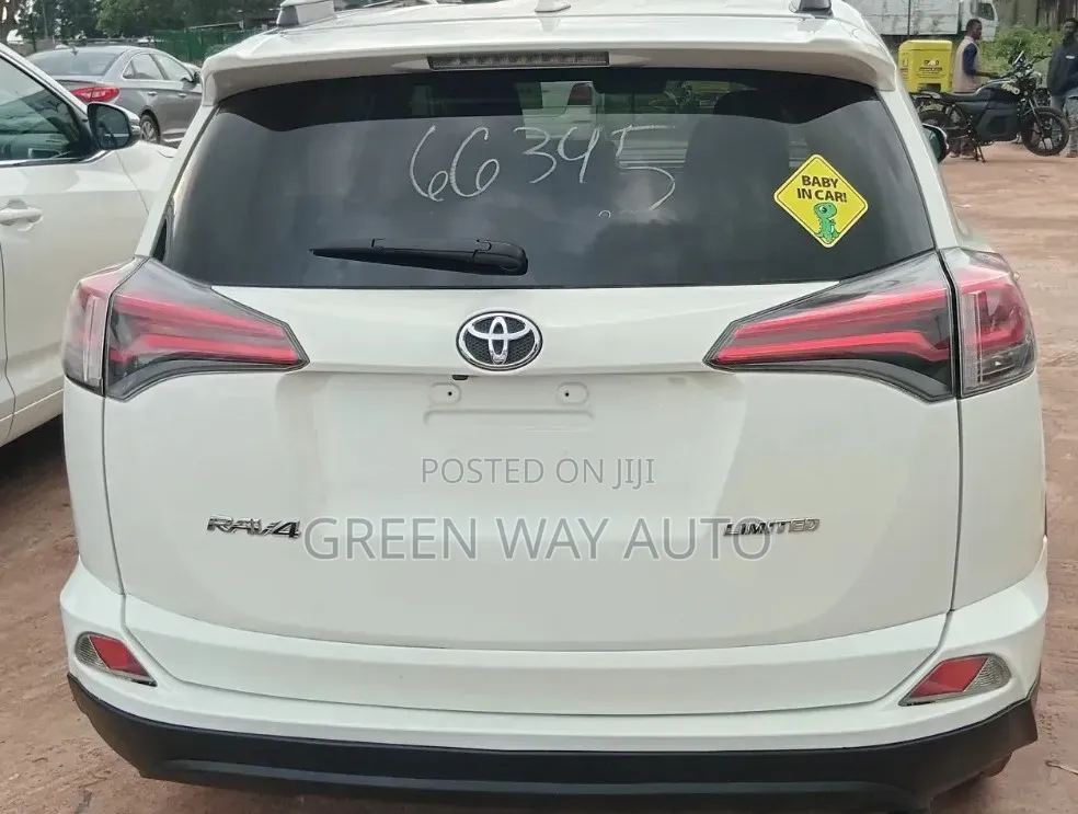 Toyota RAV4 Limited FWD (2.5L 4cyl 6A) 2017 White
