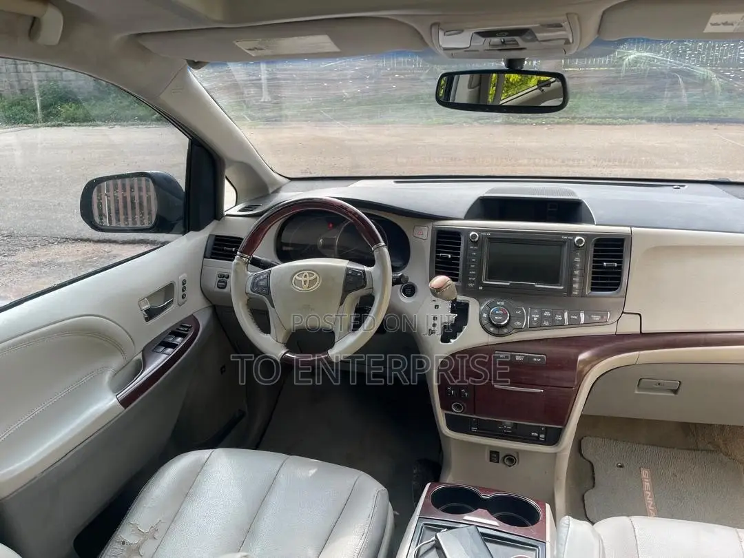 Toyota Sienna 2012 Black