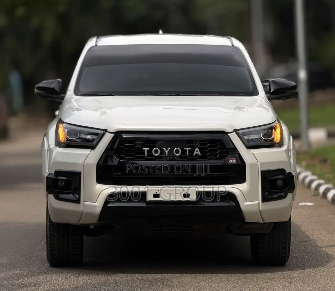 Toyota Hilux 2022 White