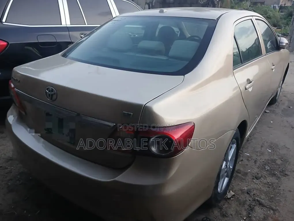 Toyota Corolla LE 4dr Sedan (1.8L 4cyl 4A) 2012 Gold