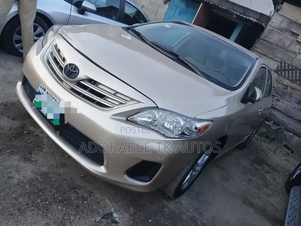 Toyota Corolla LE 4dr Sedan (1.8L 4cyl 4A) 2012 Gold