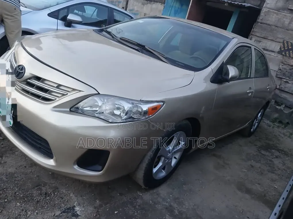 Toyota Corolla LE 4dr Sedan (1.8L 4cyl 4A) 2012 Gold