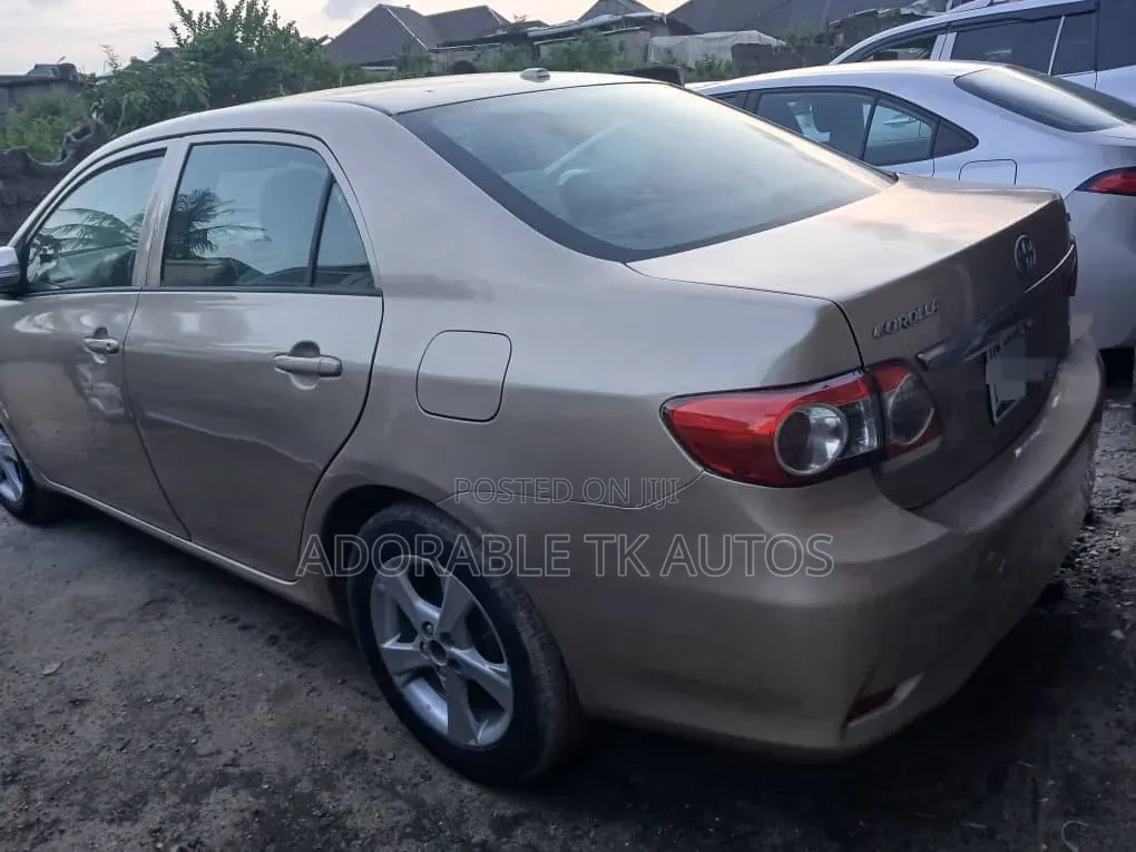 Toyota Corolla LE 4dr Sedan (1.8L 4cyl 4A) 2012 Gold