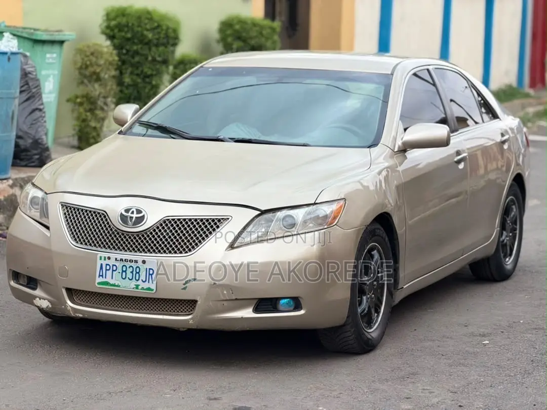 Toyota Camry XLE 4dr Sedan (2.4L 4cyl 5A) 2009 Gold