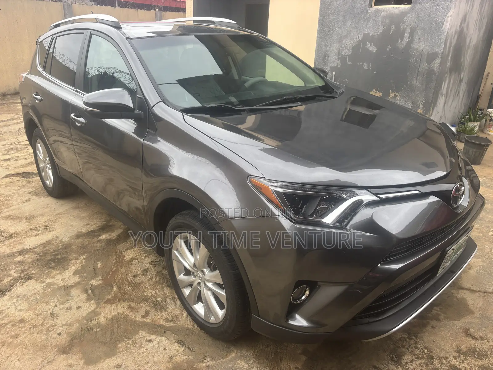 Toyota RAV4 XLE 4dr SUV (2.5L 4cyl 6A) 2014 Gray