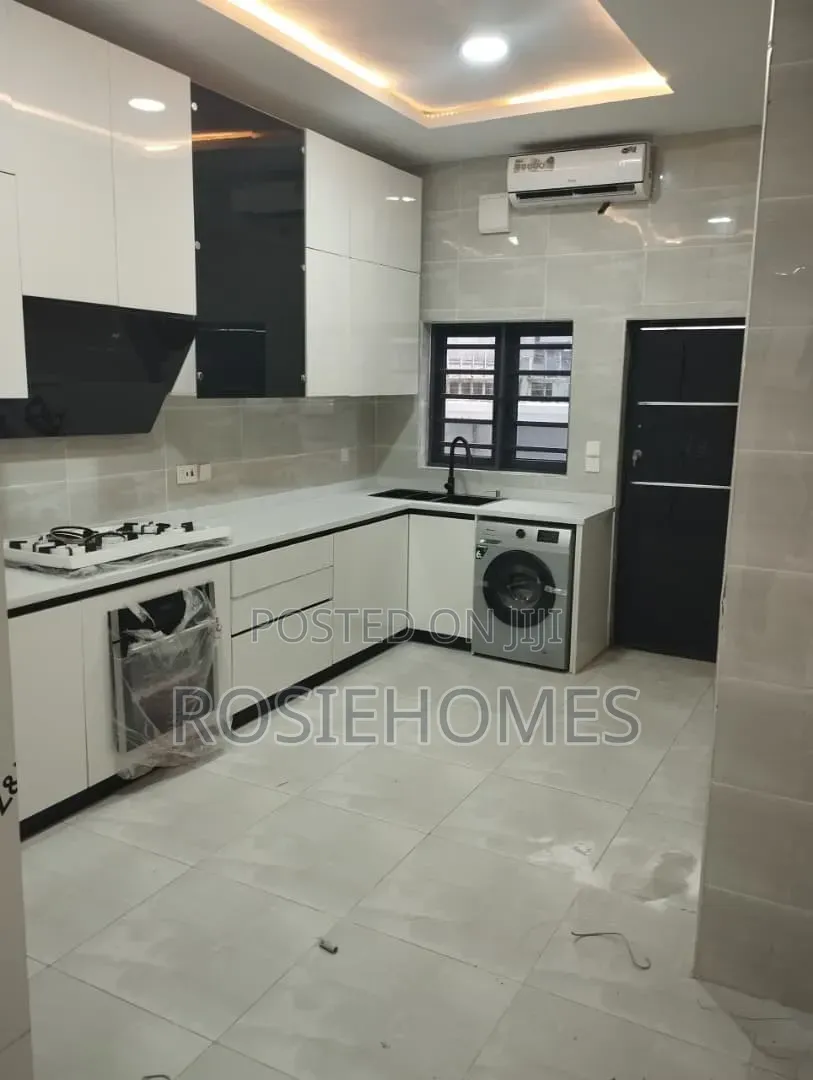 4bdrm Duplex in Light Estate, Adeola Odeku for rent