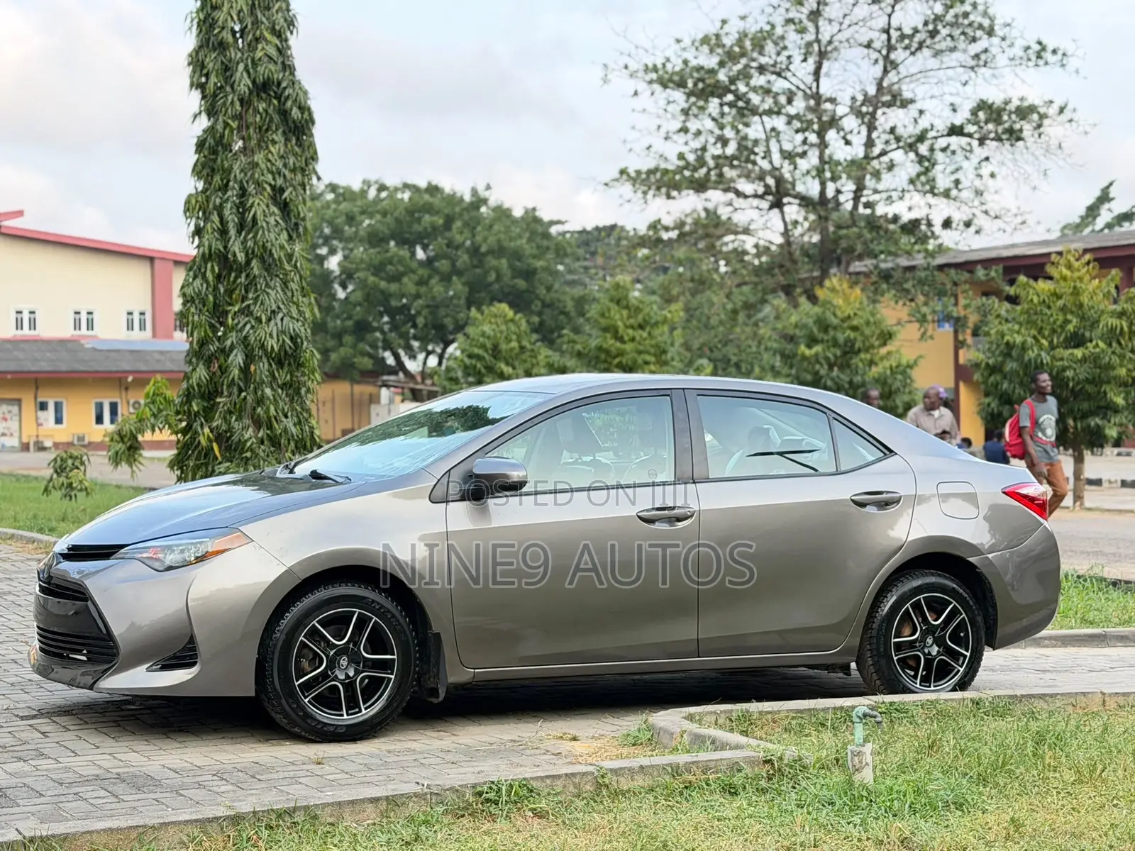Toyota Corolla LE (1.8L 4cyl 2A) 2018 Brown