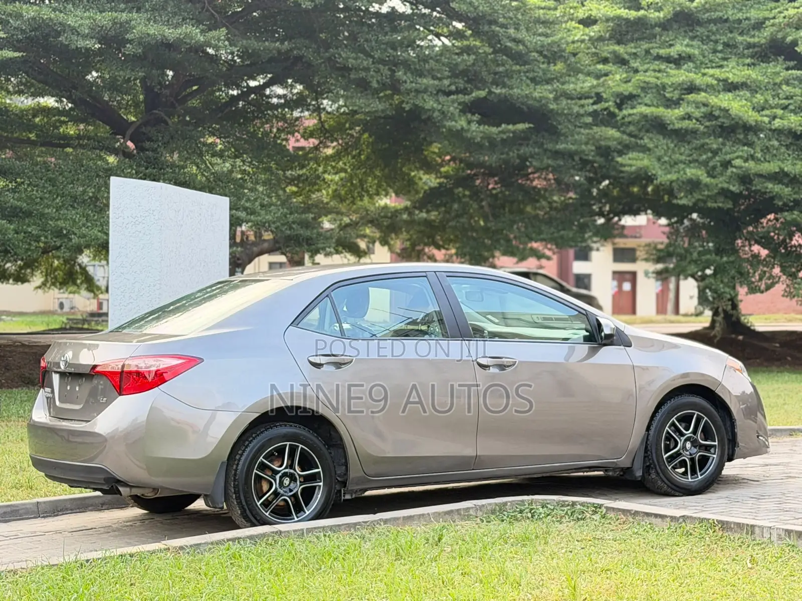 Toyota Corolla LE (1.8L 4cyl 2A) 2018 Brown