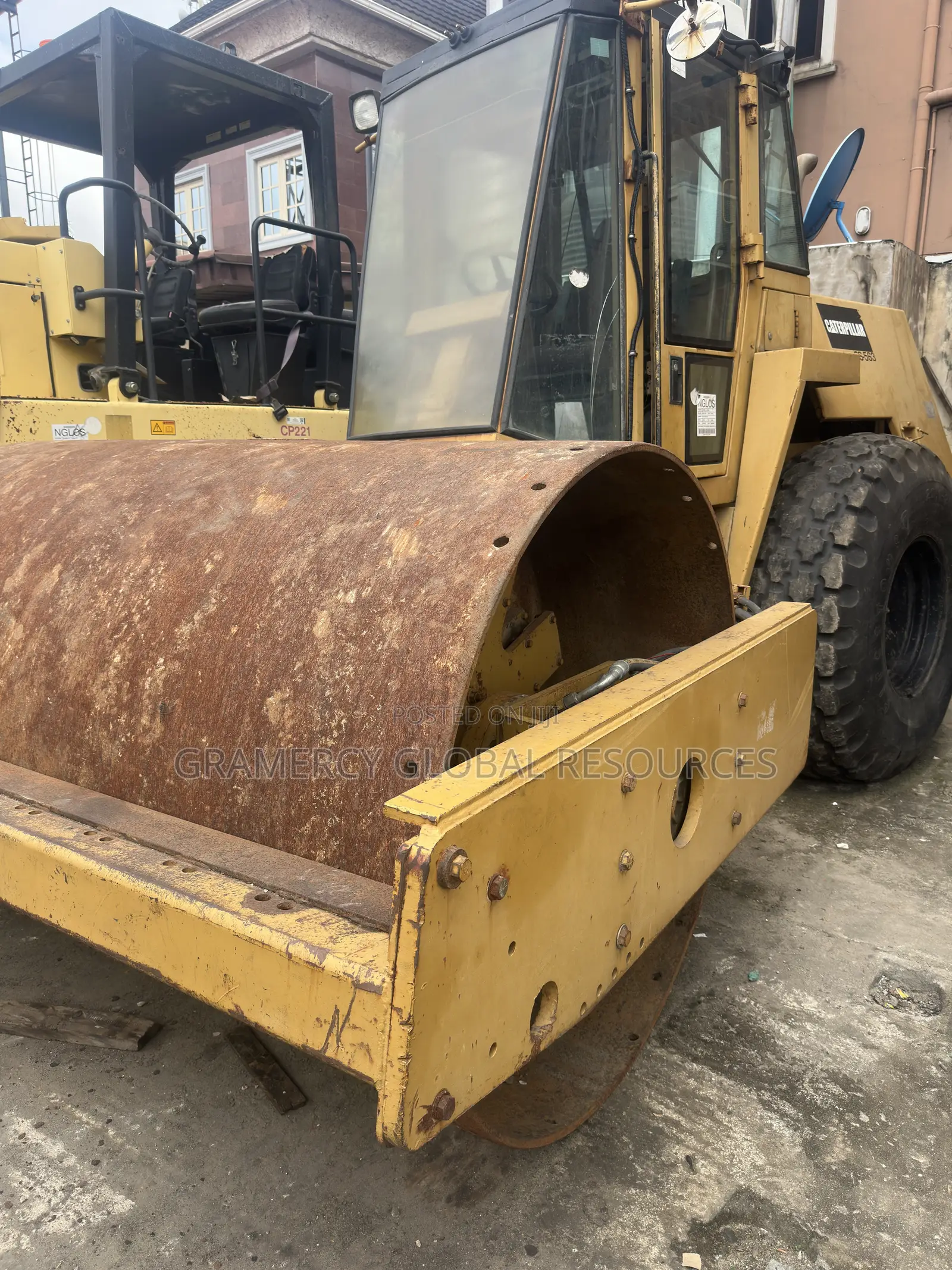 Foreign Used CAT Caterpillar Vibratory Roller for Sale