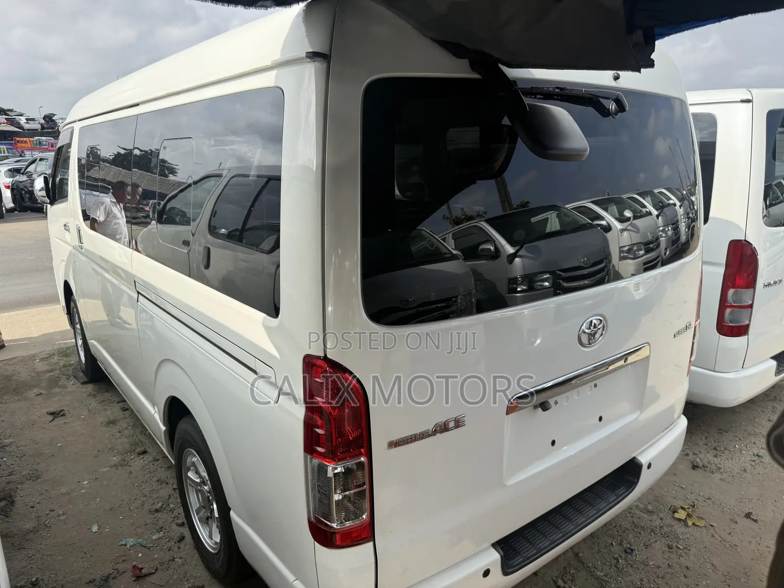 Toyota HiAce 2013 White