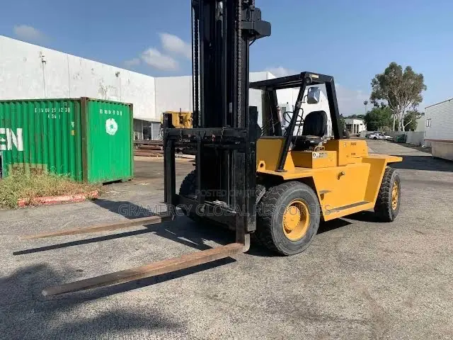 Caterpillar V330B (Heavy-Duty Pneumatic Tire Forklift) -16.5Tons