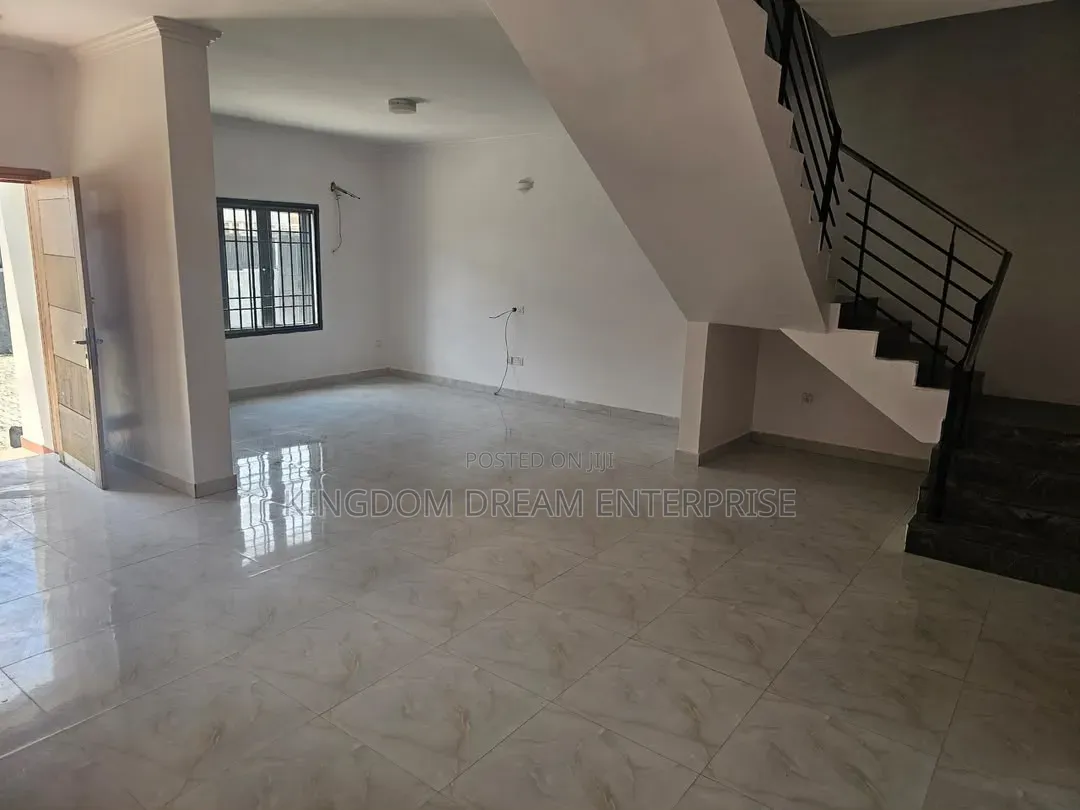 3bdrm Townhouse / Terrace in Bera Estate Chevron for rent