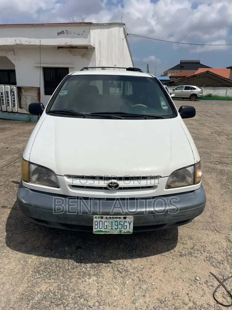 Toyota Sienna LE & 1 hatch 2000 White