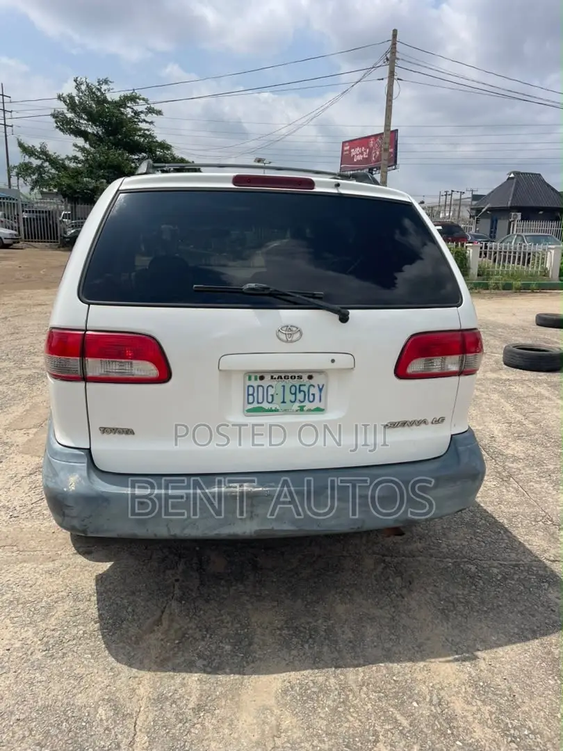 Toyota Sienna LE & 1 hatch 2000 White