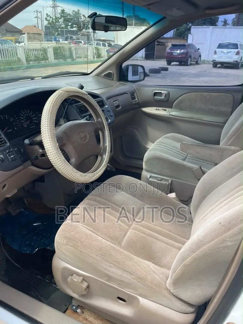 Toyota Sienna LE & 1 hatch 2000 White