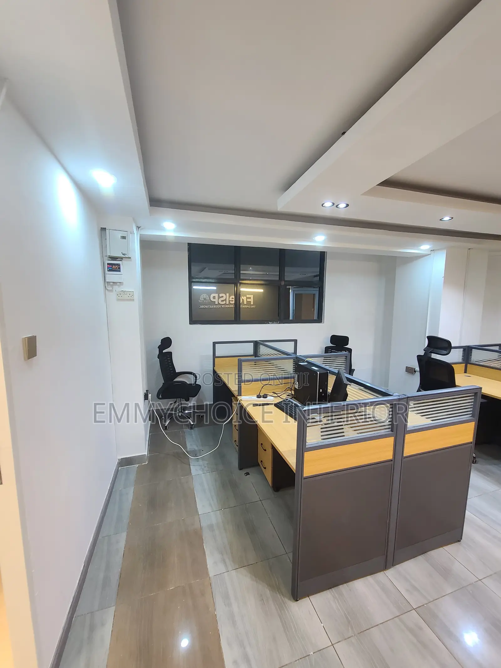 6 Unit Office Workstation Desk With Ergonomic Mesh Chairs
