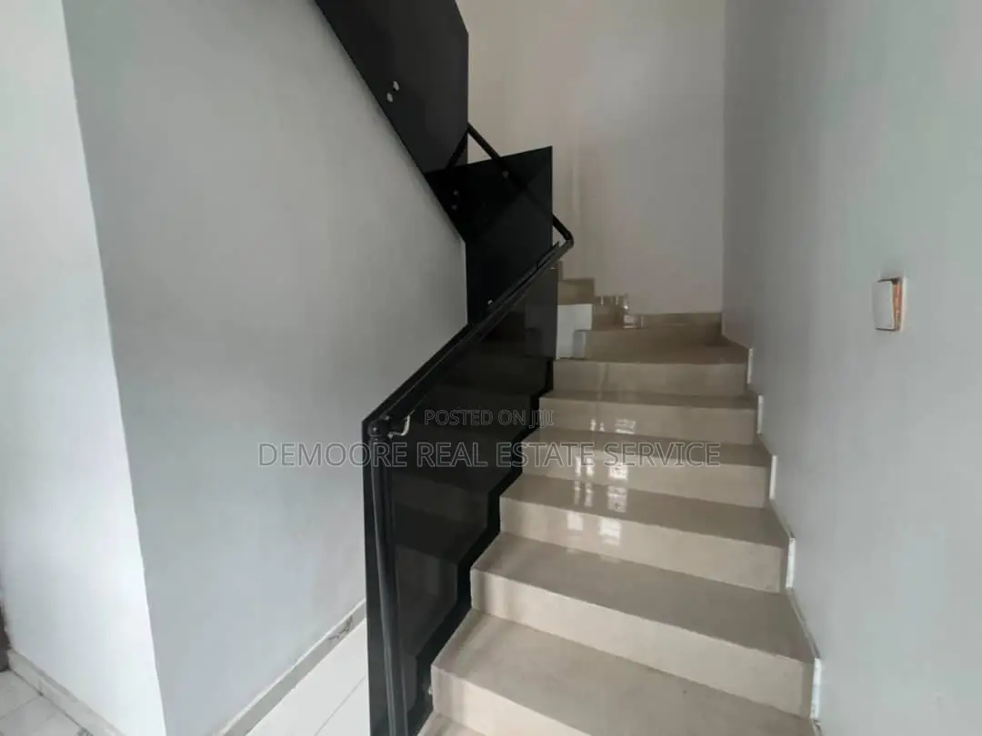 5bdrm House in Adeniyi Jones for sale