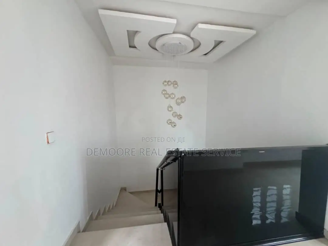 5bdrm House in Adeniyi Jones for sale