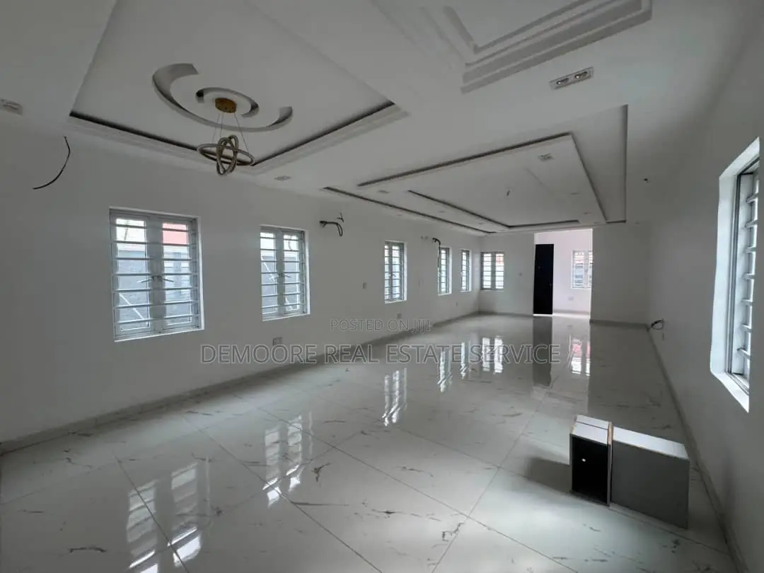 5bdrm House in Adeniyi Jones for sale