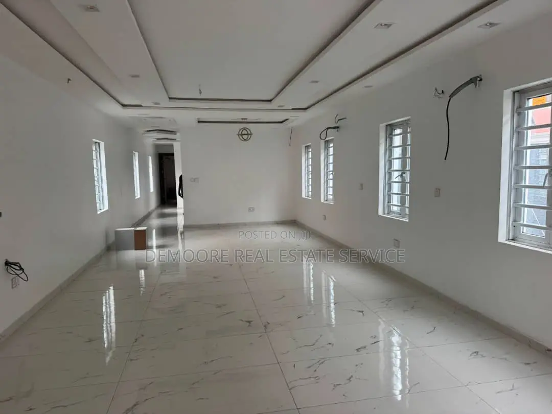 5bdrm House in Adeniyi Jones for sale