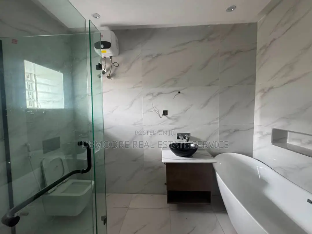 5bdrm House in Adeniyi Jones for sale