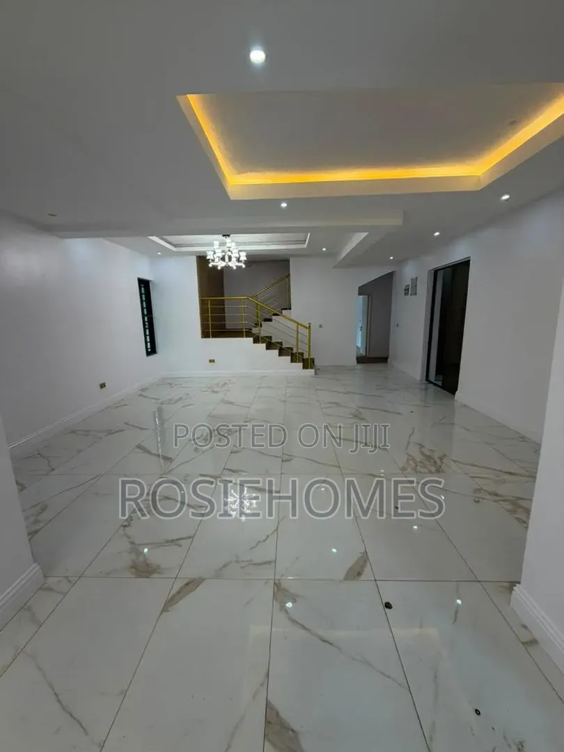 15-Bedroom Fully Detached House With 3-Room BQ | Lekki Phase 1