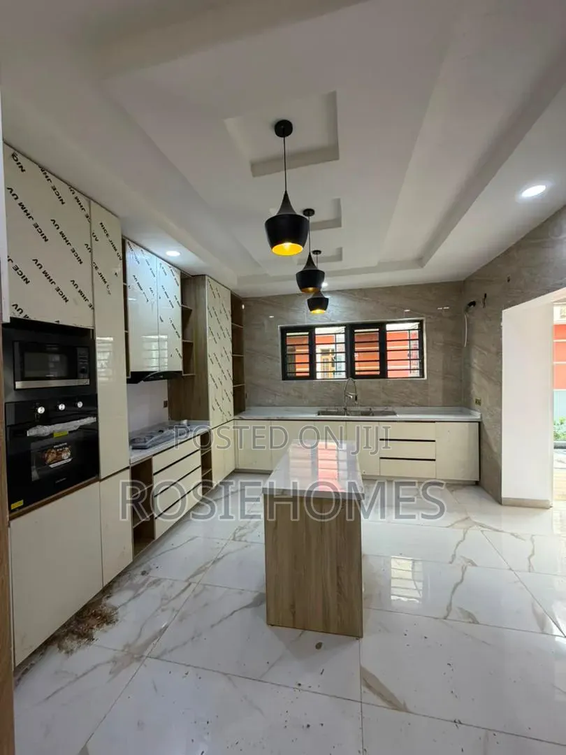 15-Bedroom Fully Detached House With 3-Room BQ | Lekki Phase 1