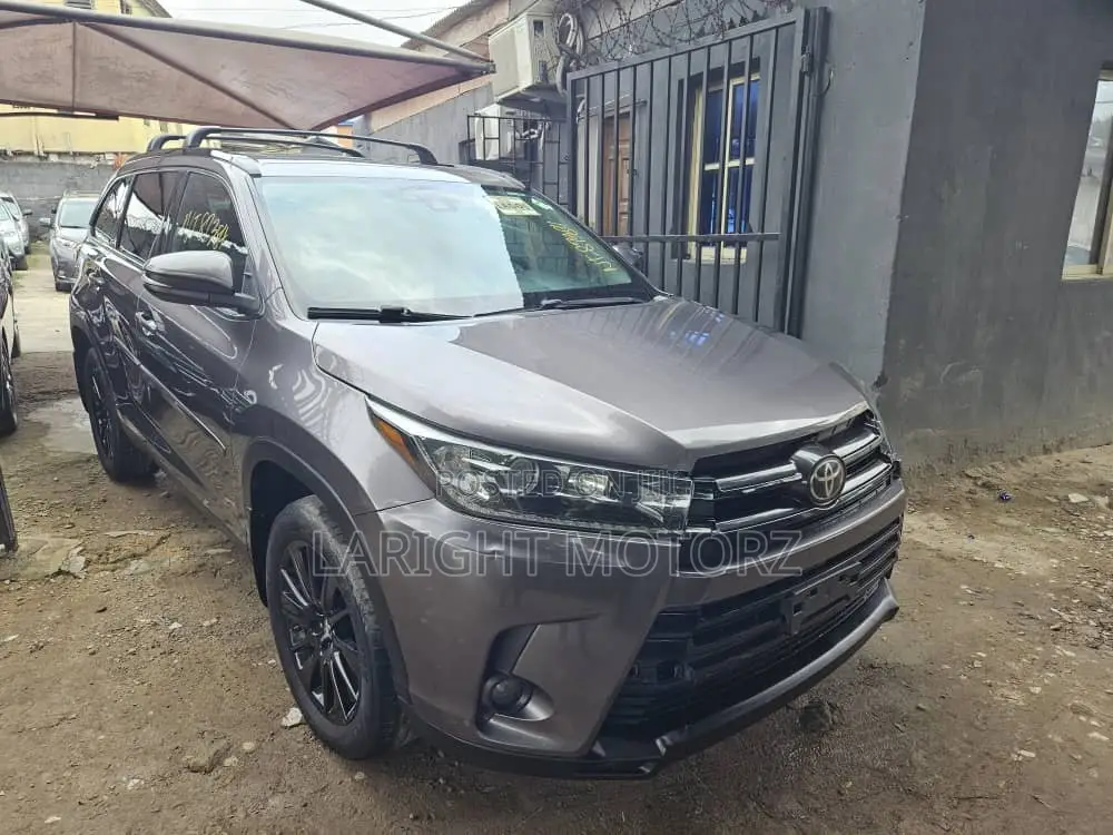 Toyota Highlander SE 2019 Gray