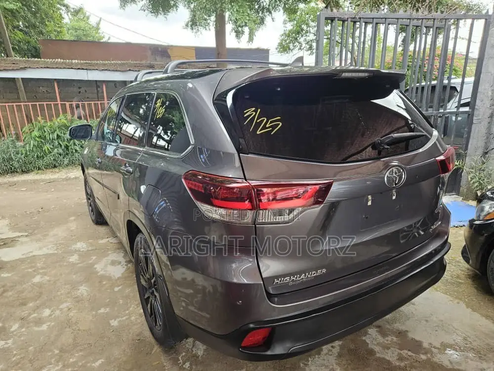Toyota Highlander SE 2019 Gray