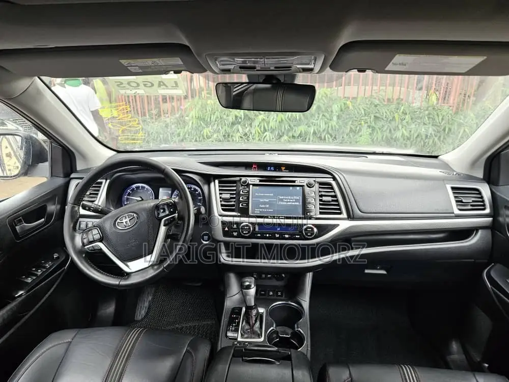 Toyota Highlander SE 2019 Gray