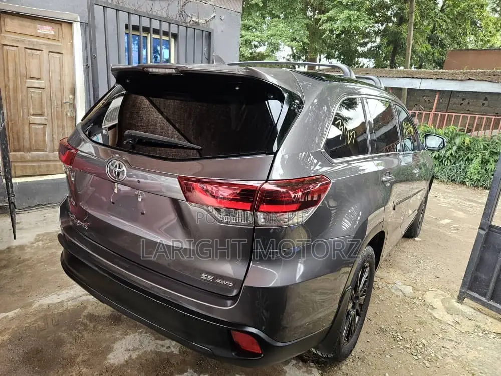 Toyota Highlander SE 2019 Gray