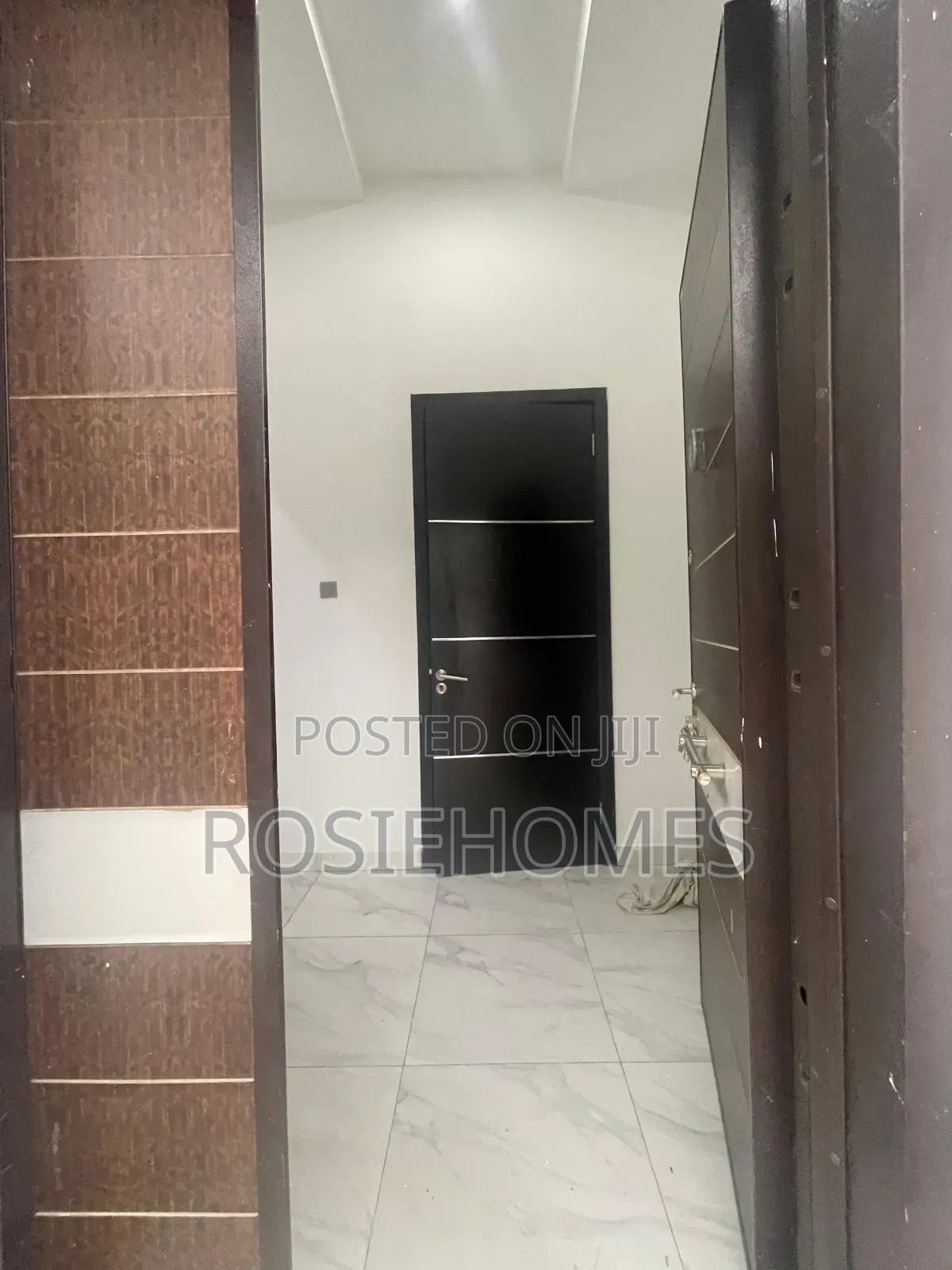 5bdrm Duplex in Chevron for rent