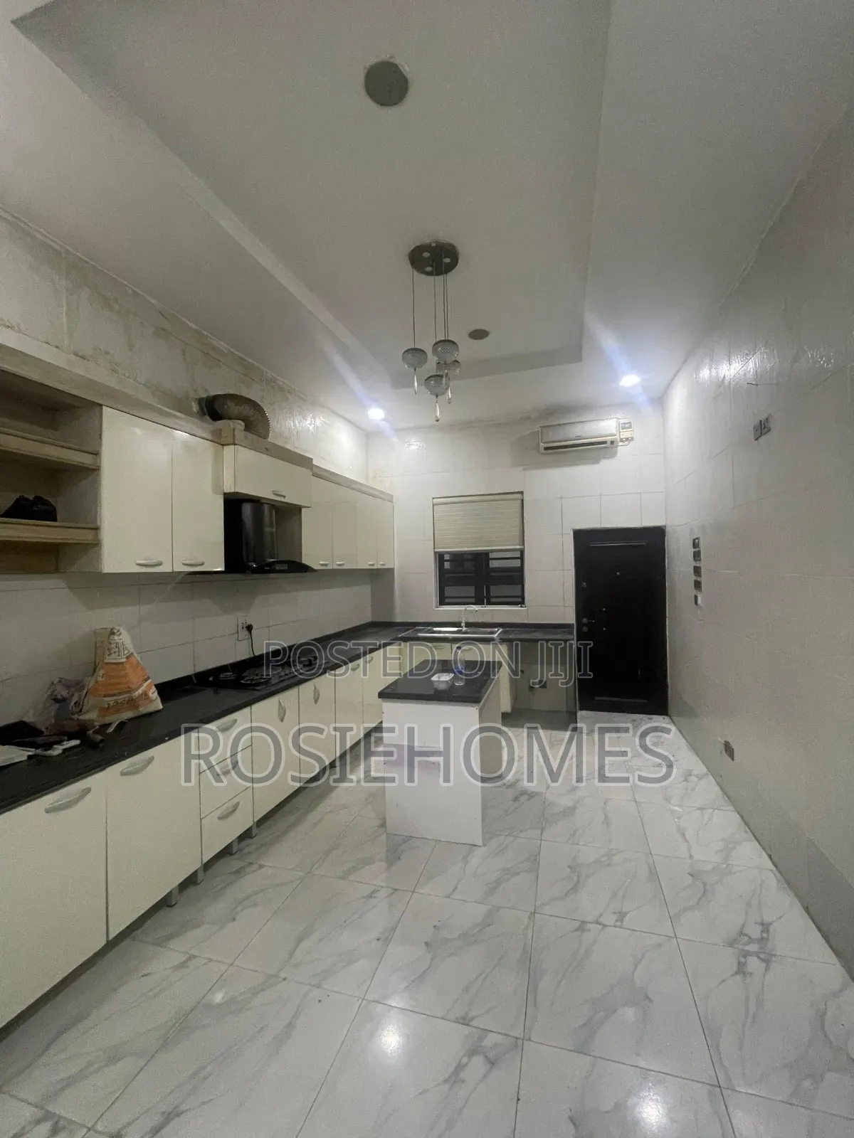 5bdrm Duplex in Chevron for rent