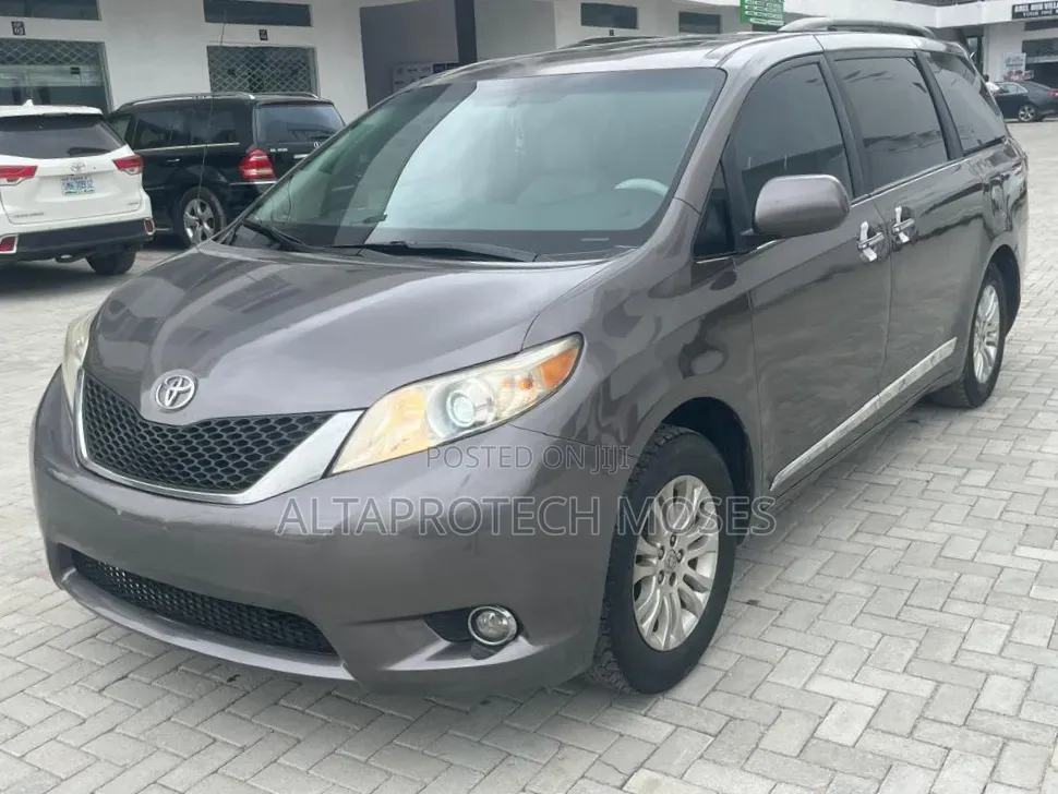 Toyota Sienna XLE AWD 7-Passenger 2013 Gray