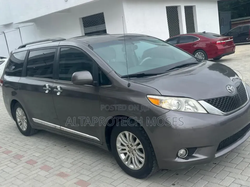 Toyota Sienna XLE AWD 7-Passenger 2013 Gray