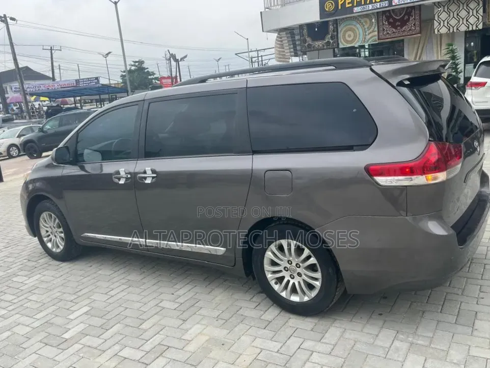Toyota Sienna XLE AWD 7-Passenger 2013 Gray