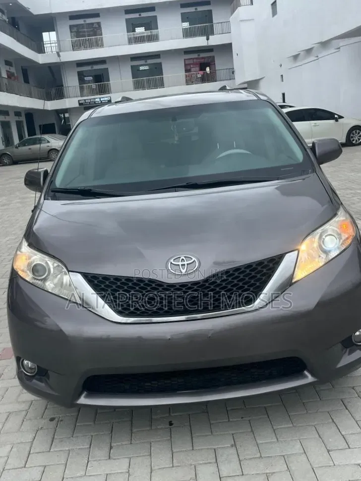 Toyota Sienna XLE AWD 7-Passenger 2013 Gray