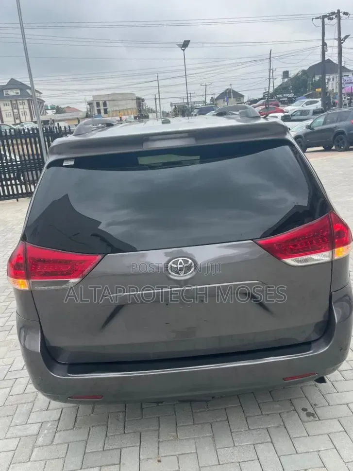 Toyota Sienna XLE AWD 7-Passenger 2013 Gray