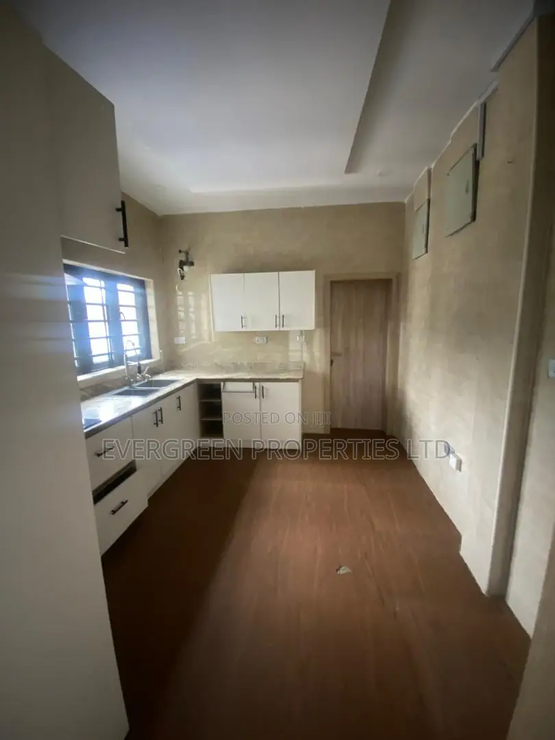 4bdrm Townhouse / Terrace in Adeola Odeku for rent
