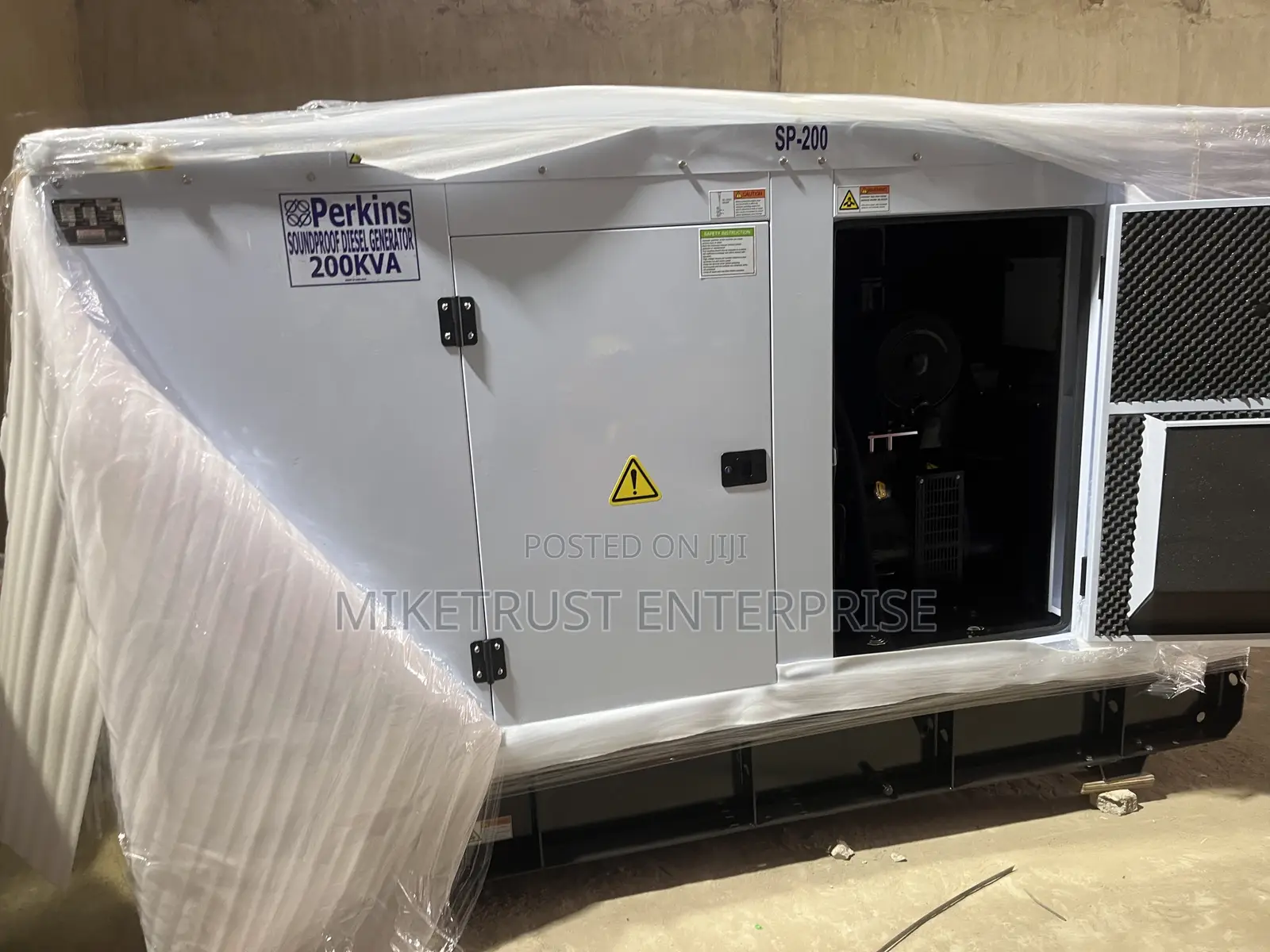 Perkins Diesel 200kva Soundproof Generator. Strong Engine