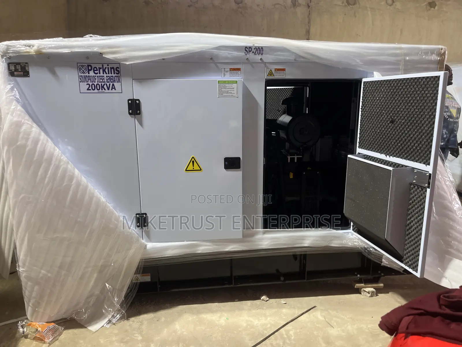 Perkins Diesel 200kva Soundproof Generator. Strong Engine