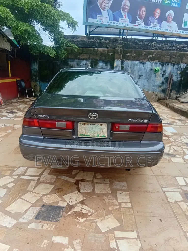 Toyota Camry LE 4dr Sedan (2.2L 4cyl 4A) 2000 Gray