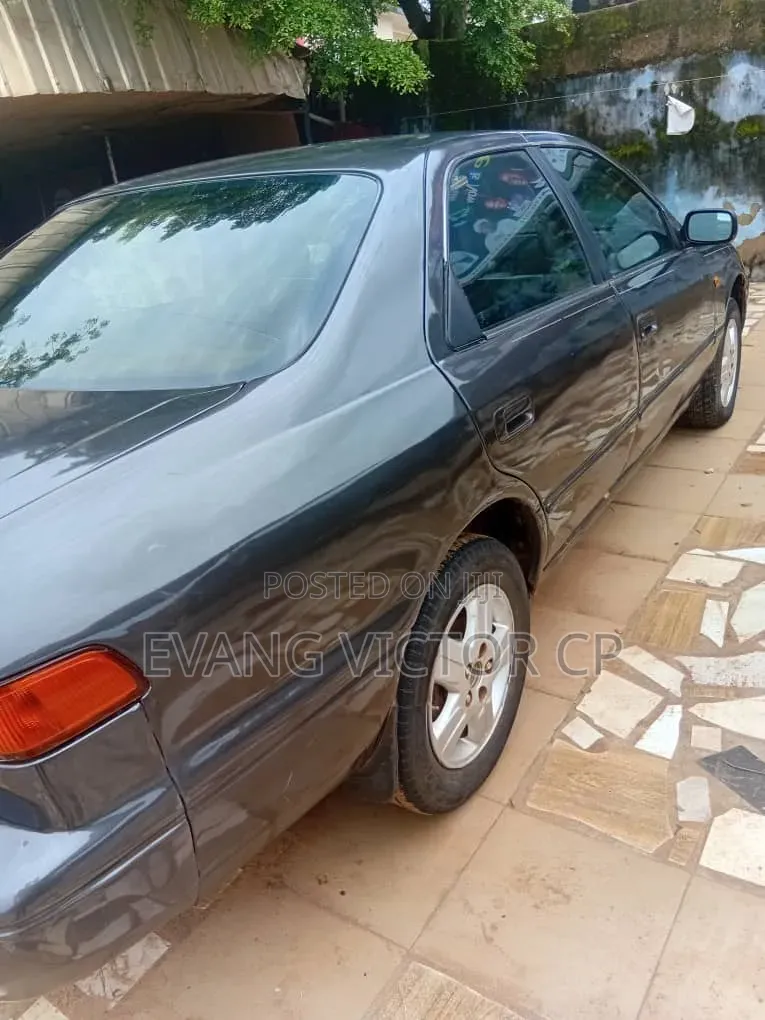 Toyota Camry LE 4dr Sedan (2.2L 4cyl 4A) 2000 Gray