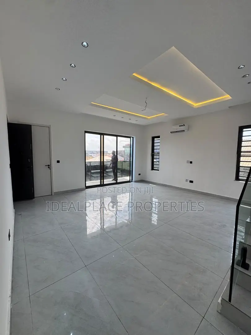 3bdrm Maisonette in Lekki Phase 1 for sale