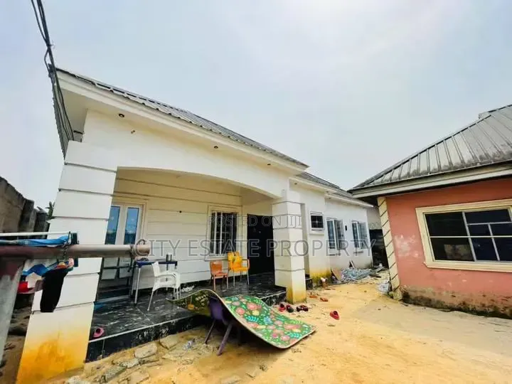 6bdrm Bungalow in Apu Road, Obio-Akpor for sale