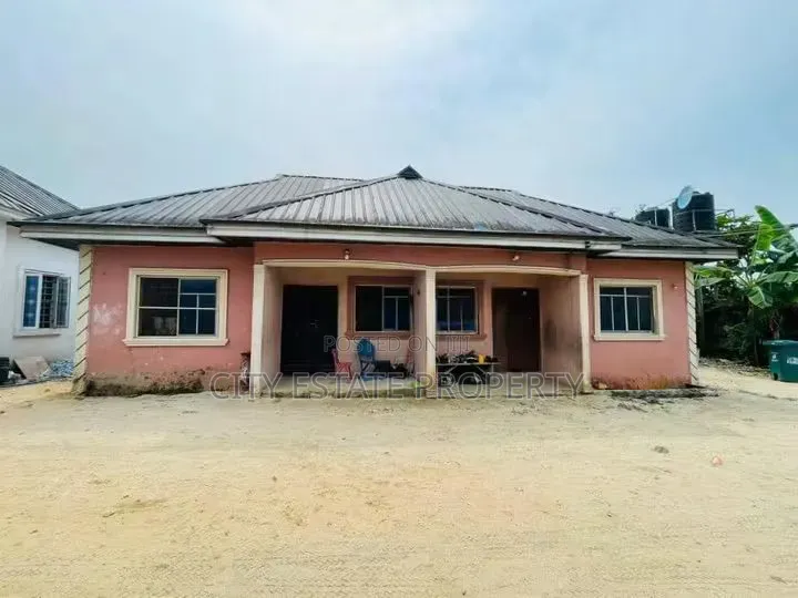 6bdrm Bungalow in Apu Road, Obio-Akpor for sale