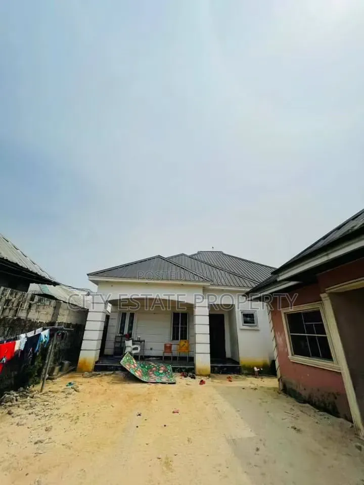 6bdrm Bungalow in Apu Road, Obio-Akpor for sale